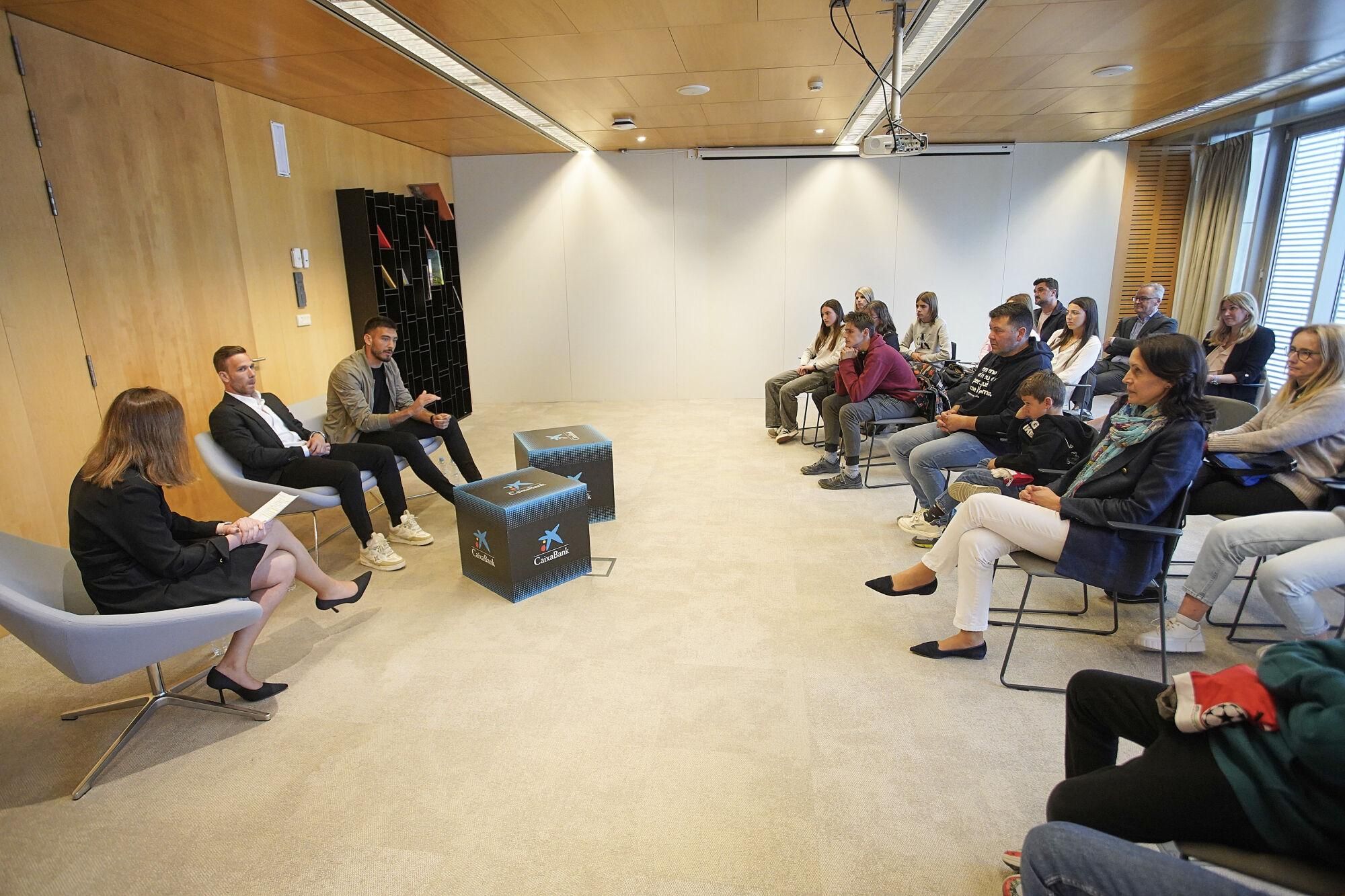 Girona seu Caixabank carrer de la Creu trobada Arthur Melo i Gazzaniga amb aficionats Meet and Green