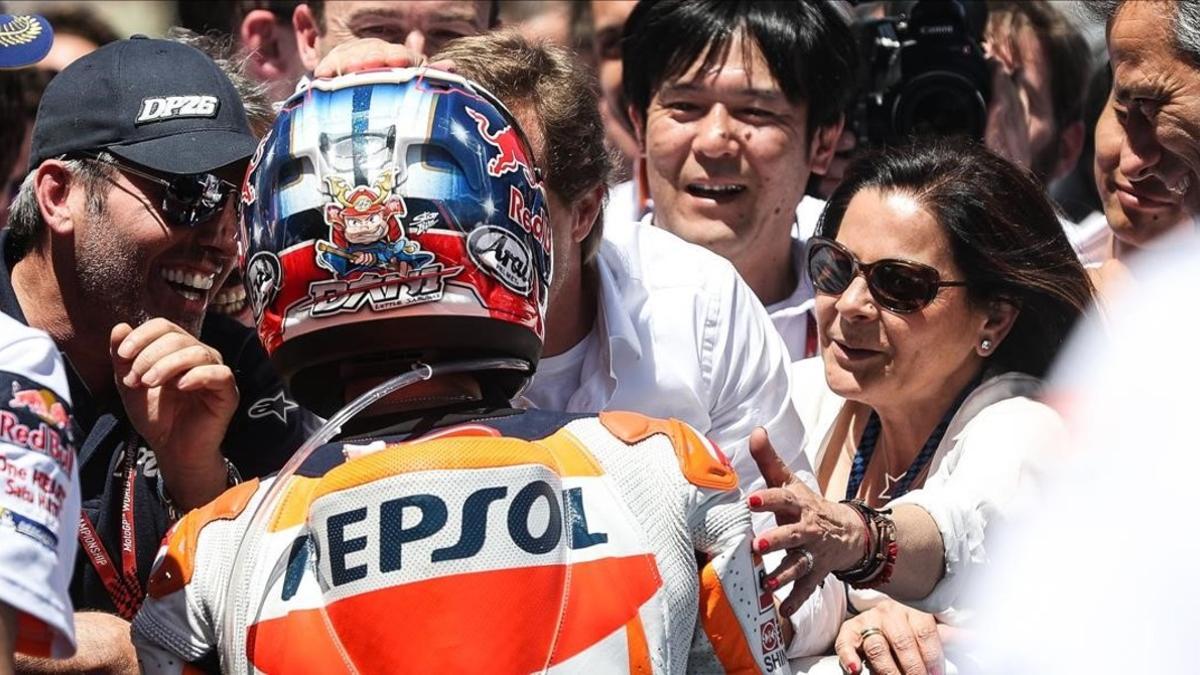 Basi, la madre de Dani Pedrosa, felicita a su hijo por su victoria en Jerez.