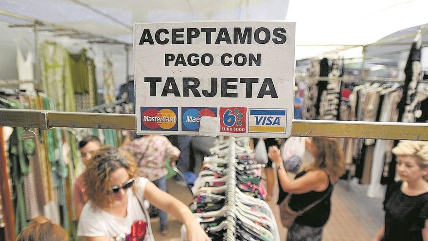 Los puestos de los mercadillos cada vez ofrecen más facilidades a los clientes.