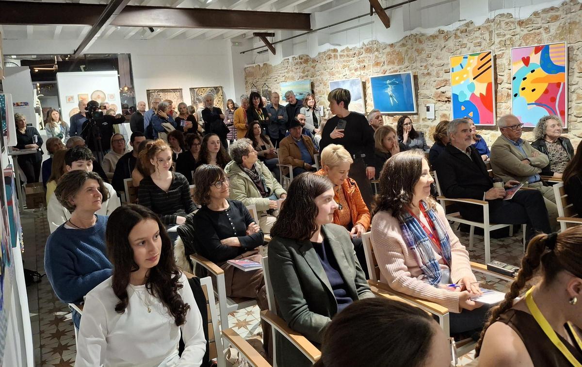 Asistentes a la presentación de "Matria" en la sala Turia de Els Magazinos