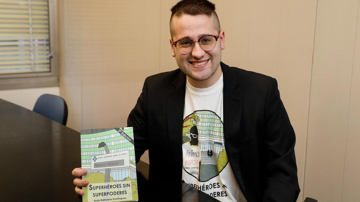Borja Balbuena, con su libro, en una imagen de archivo.