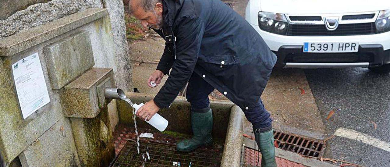 Una de las fuentes públicas de agua en Meaño.  | // NOÉ PARGA