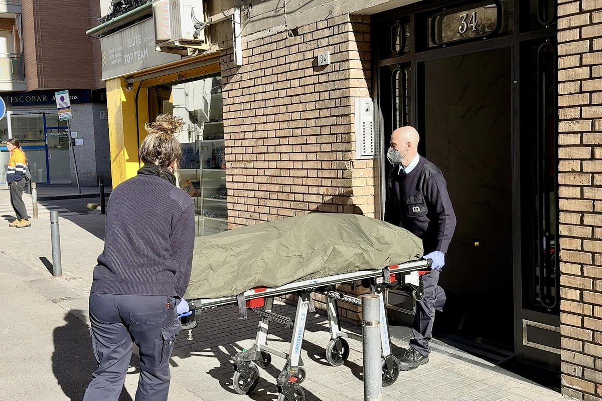 Los servicios funerarios se llevan el cadáver del hombre fallecido en el incendio de L'Hospitalet de Llobregat.