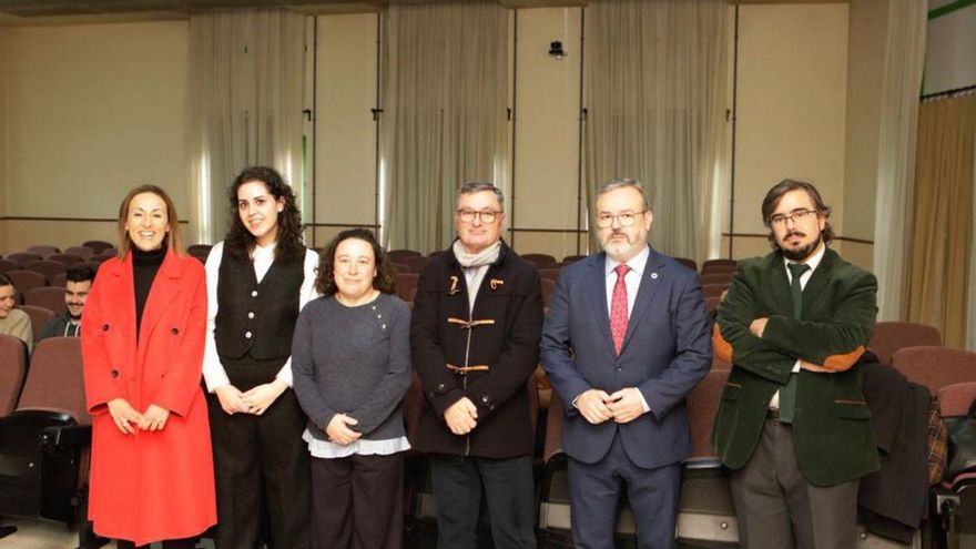 Por la izquierda, María Álvarez, Andrea Fernández, Begoña Cueto, Javier de la Ballina, Alfredo García Quintana y Álvaro Solano, ayer, en el salón de actos del edificio administrativo del campus del Milán. | Fernando Rodríguez