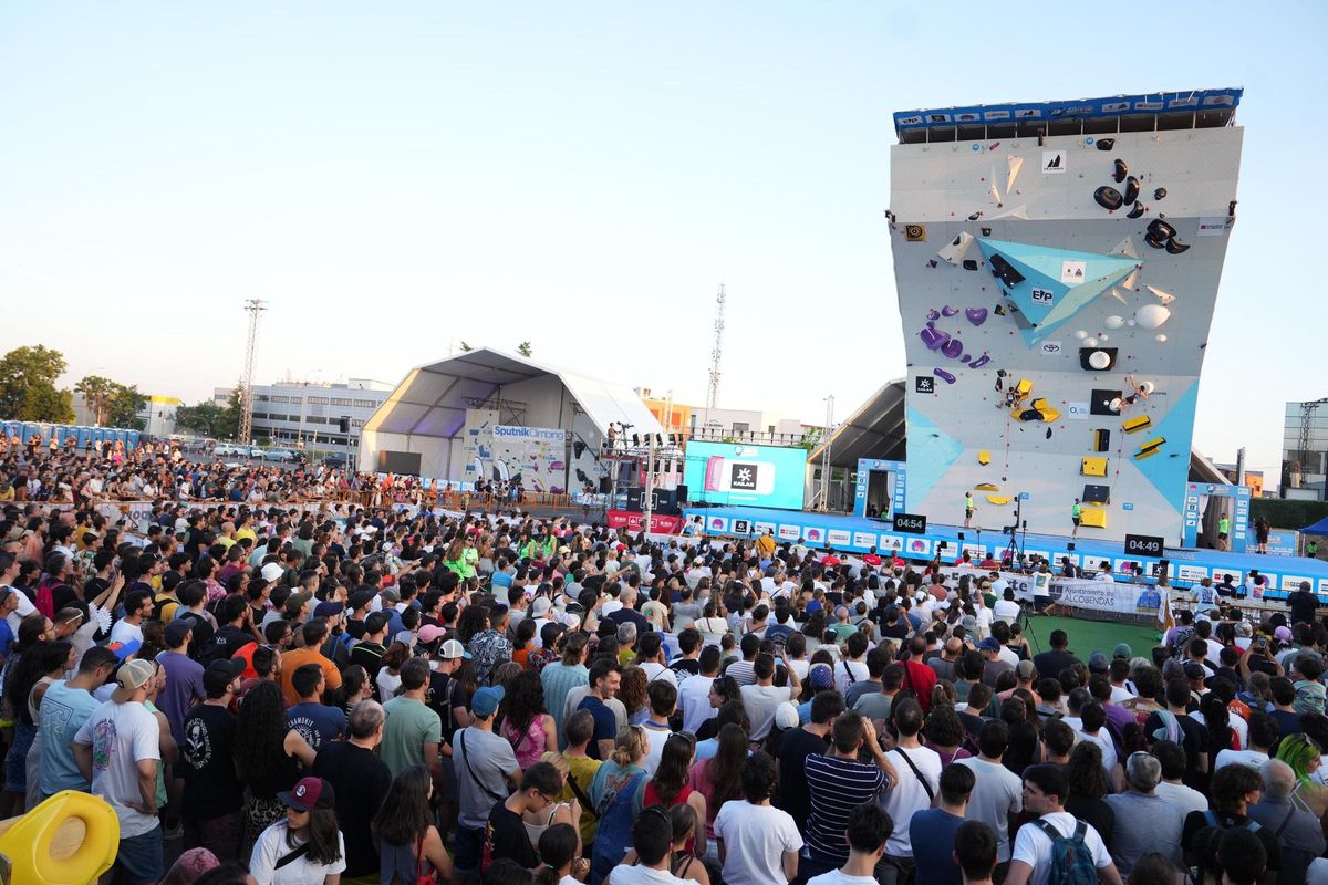 El público asiste al inicio de la semifinal femenina de la ISFC Climbing World Cup.