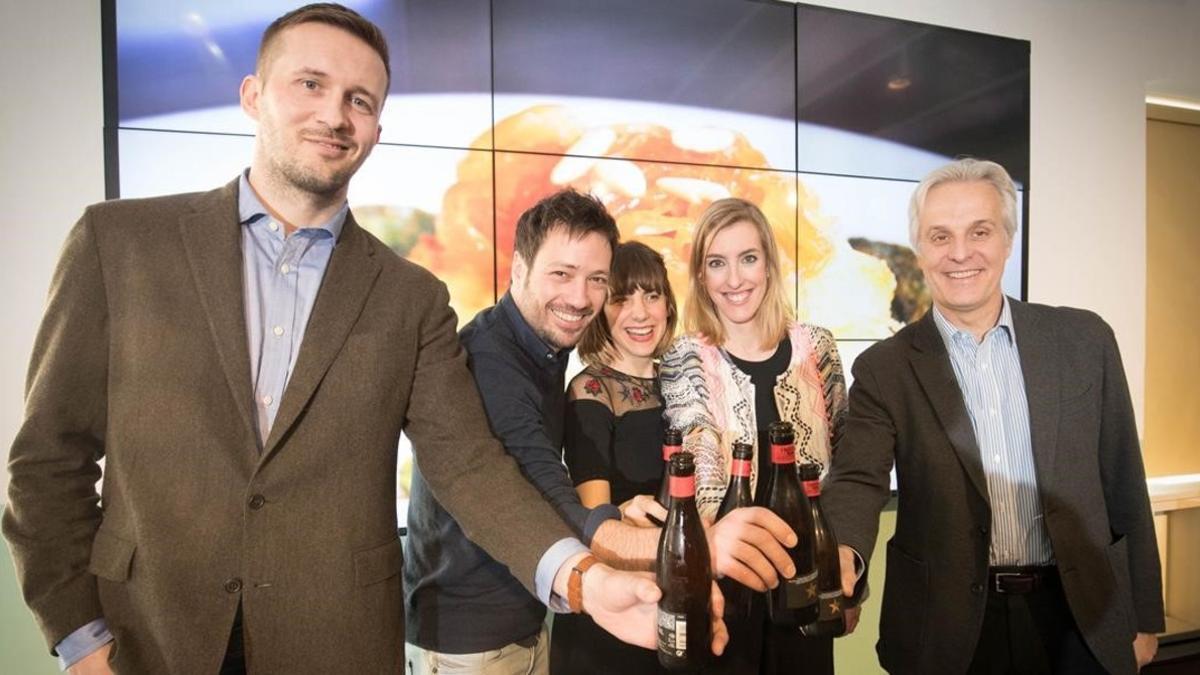 De izquierda a derecha, Kristinn Björnsson (representante de Bacallà d'Islàndia), Ricard Perelló (en representación del Gremi de Bacallaners de Catalunya), Bibiana Ballbè, Marta Delcor (periodista) y Fede Segarra (director de comunicación de Damm).