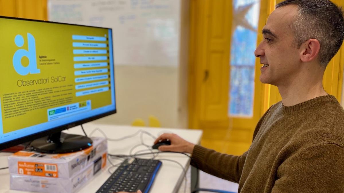 Jordi Amat és el tècnic de l’Adlsolcar que treballa les dades socioeconòmiques