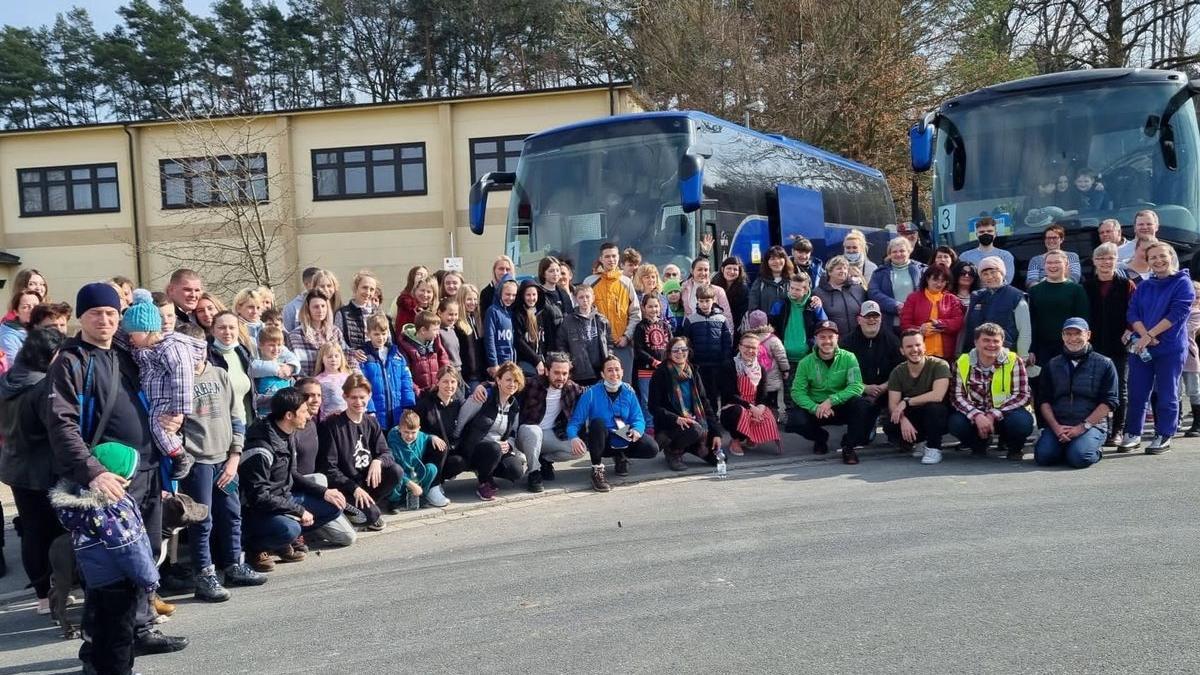 Refugiados ucranianos llegan al centro de Pozuelo de Madrid tras un viaje de casi tres días desde Polonia.