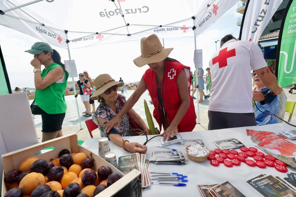 Campaña de Cruz Roja en el Postiguet para prevenir los golpes de calor