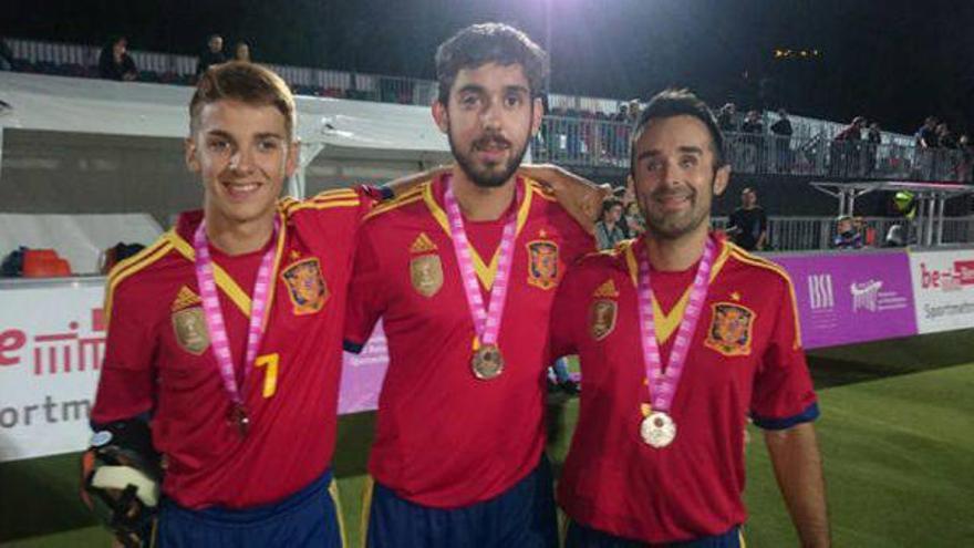 Sergio Alamar, Iván López y José Luis Giera, posan con sus medallas tras la final del Europeo.