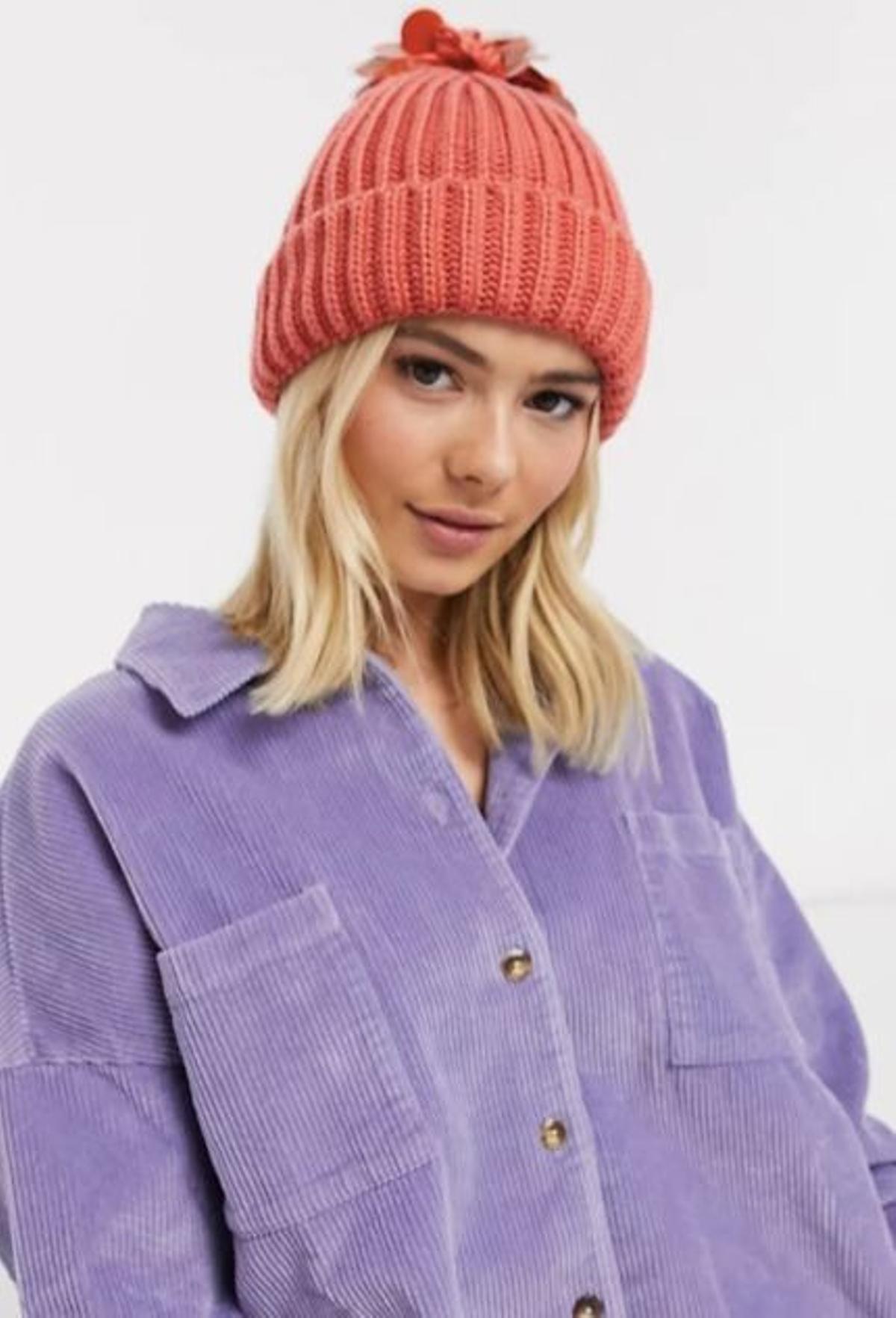 Gorro con pompón de lentejuelas (Precio: 13,49 euros)