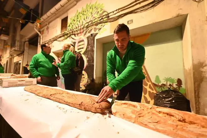 Las imágenes del "bocadillo solidario" en las fiestas de Sant Blai