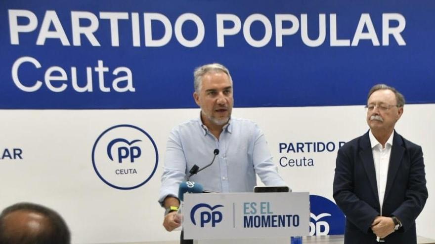 El coordinador general del PP, Elías Bendodo, este sábado en Ceuta, junto al presidente de la Ciudad Autónoma, Juan José Vivas.