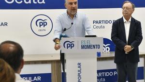 El coordinador general del PP, Elías Bendodo, este sábado en Ceuta, junto al presidente de la Ciudad Autónoma, Juan José Vivas.