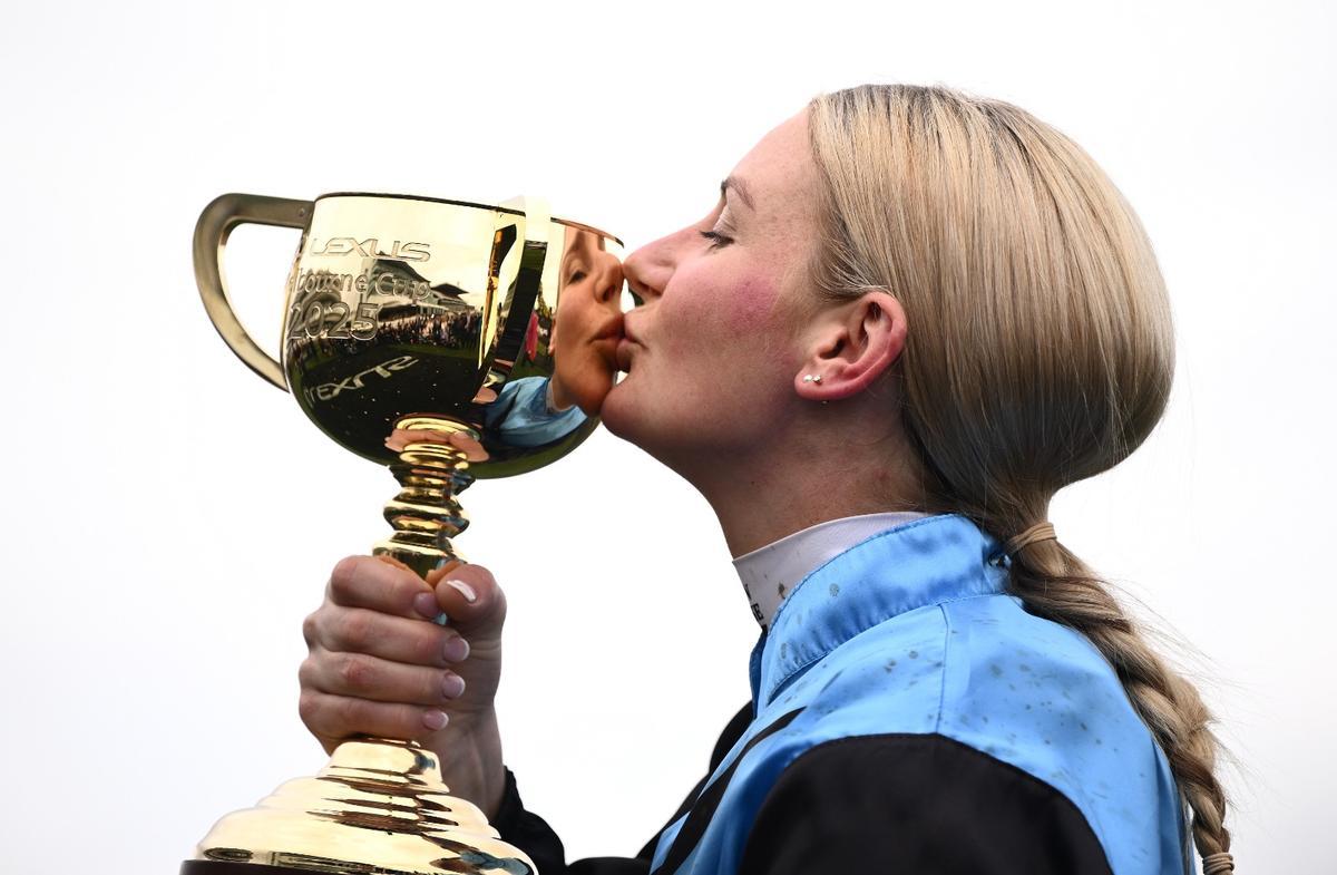 Jamie Melham besa la Melbourne Cup.