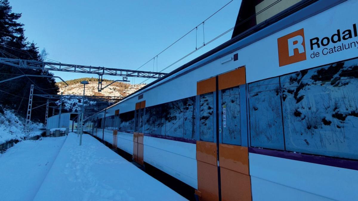 Un tren de Rodalies en una estación con nieve