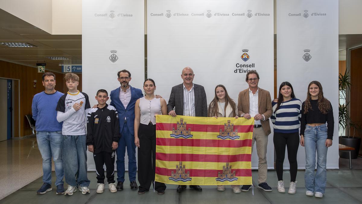 Los jóvenes deportistas de muay thai y kickboxing galardonados por el Consell de Eivissa