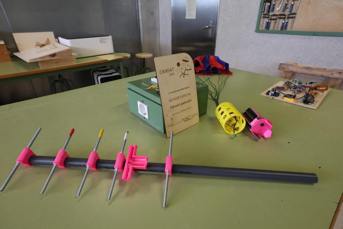Aquí están todas las fotos de los minisatélites del instituto Balàfia Aquí están todas las fotos de los minisatélites del instituto Balàfia