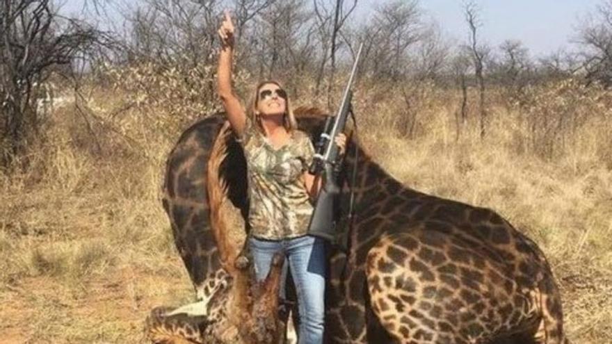 Una estadounidense mata una jirafa negra y enciende las redes sociales