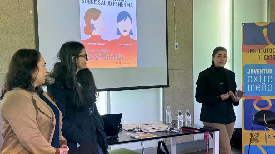 Cáceres analiza el impacto de las redes sociales en la salud sexual de las chicas jóvenes