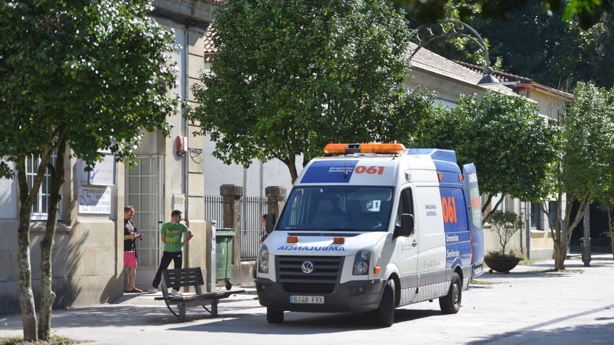 Una ambulancia ante el centro de salud de Caldas.