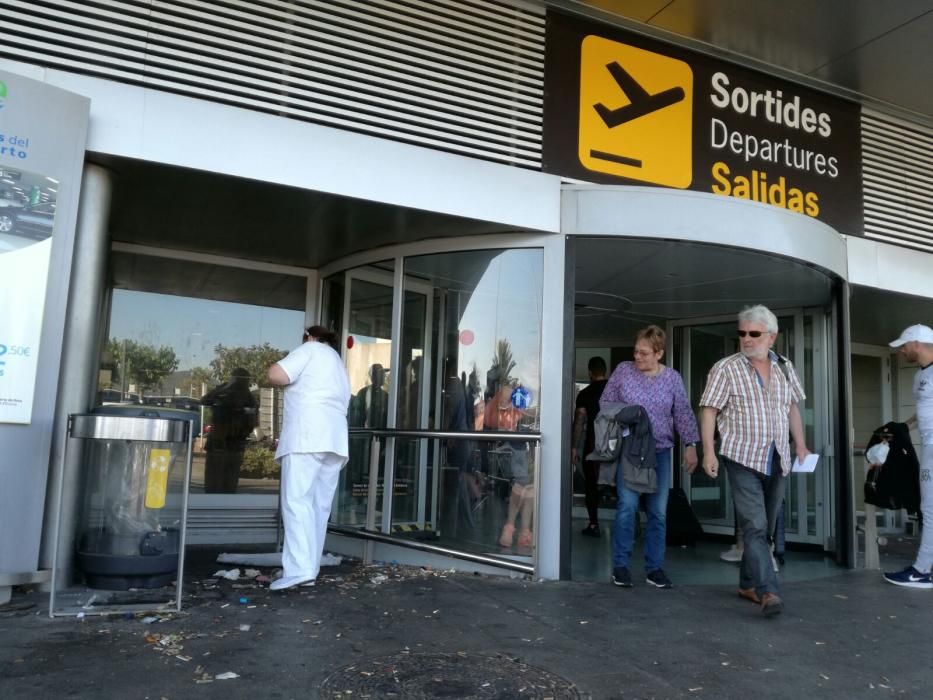 Los limpiadores vuelven al trabajo en el aeropuerto de Ibiza