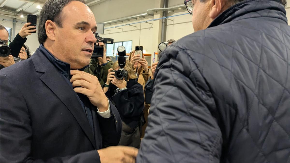 El presidente Pérez Llorca, con el alcalde de Benidorm, Toni Pérez.