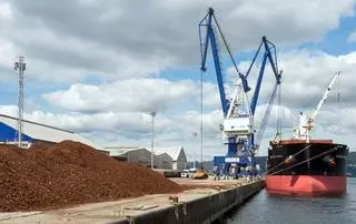 El Puerto de Marín acentúa el control de focos de vertidos al mar para reducir su impacto