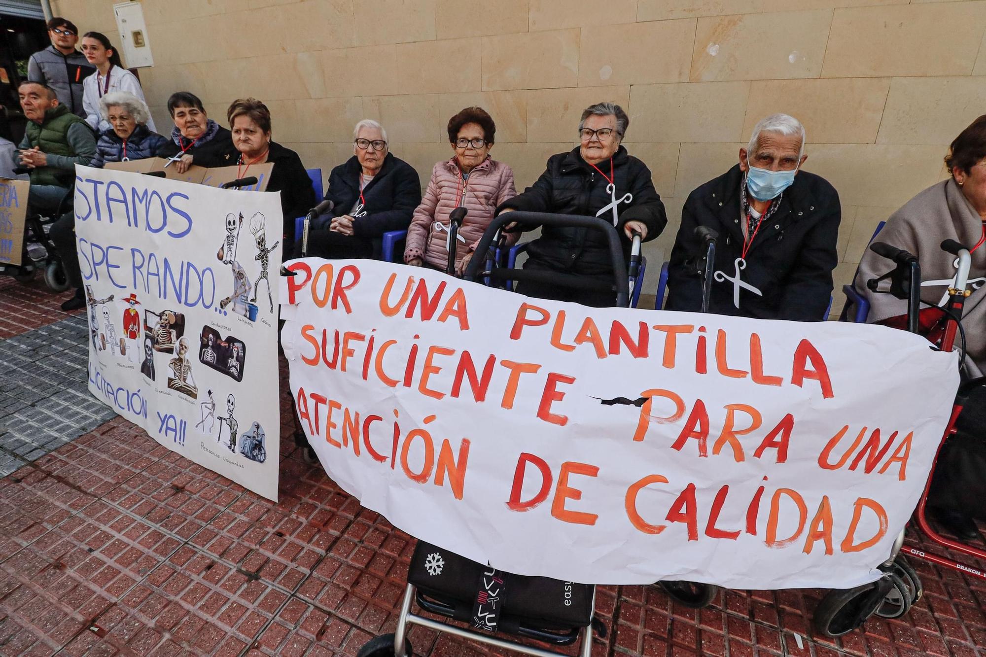 Concentración en contra de los recortes en los centros de mayores