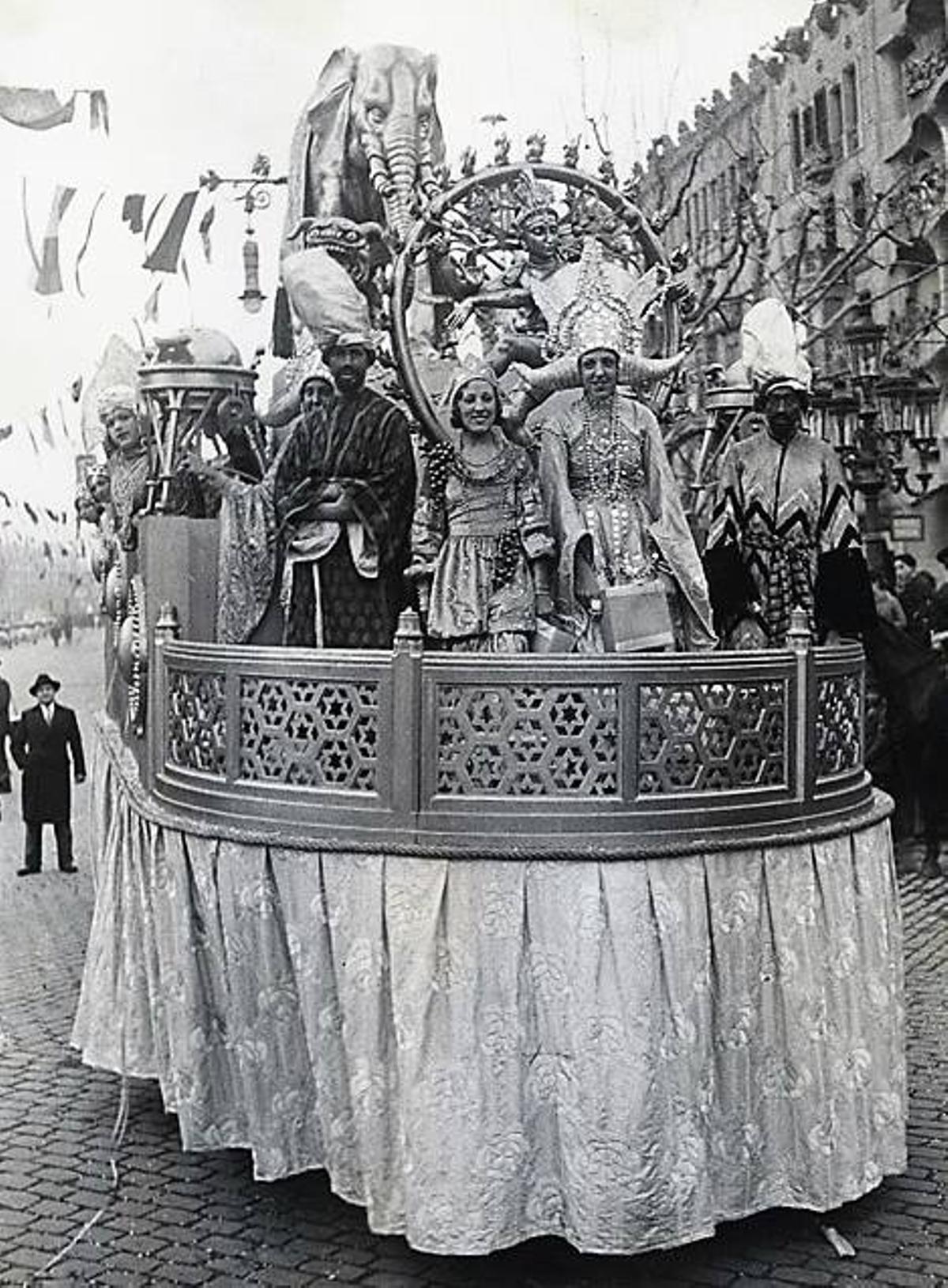 Carroza "Fantasía india", con participantes disfrazados en "La Rua" del Paseo de Gràcia, ganadora del segundo premio de la fiesta. 28 de febrero de 1933. Foto: Pérez de Rozas