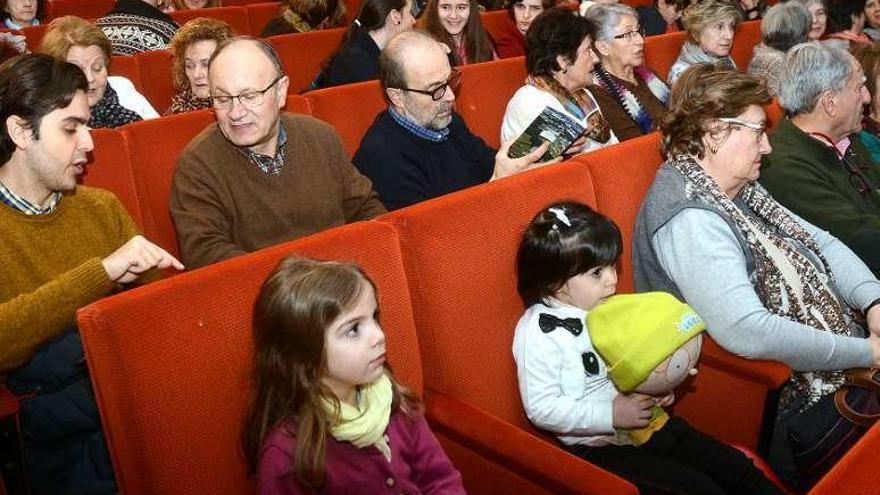 Público asistente al estreno y la joven y el boticario, dos de los personajes de la famosa pieza teatral de Castelao. // Rafa Vázquez