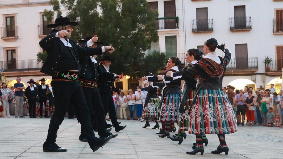 El folklore internacional volvió a llenar Cáceres en 2025.