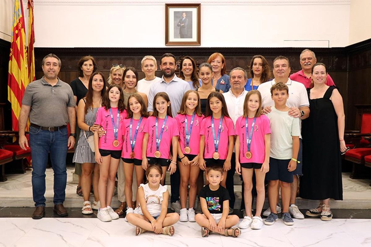 Las jóvenes atletas premiadas junto a autoridades y familiares durante la recepción.