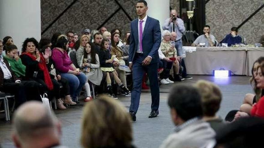 Asistentes, ayer, a la gala final del certamen &quot;Míster Global Asturias&quot; observan el desfile de un aspirante al título.