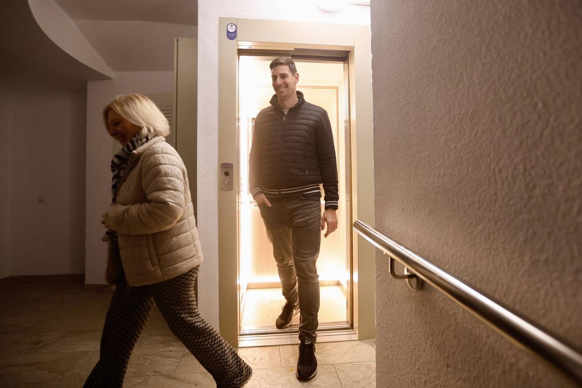 La consejera de Fomento, Articulación del Territorio y Vivienda, Rocío Díaz, visita, junto al alcalde de Córdoba, José María Bellido, las obras de las viviendas en rehabilitación de la barriada Santuario en Córdoba, ascensores y rampa de entrada al edificio