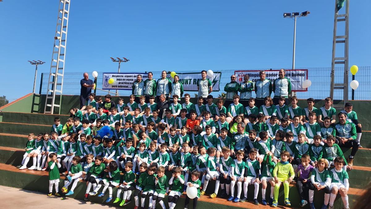 Foto final de familia de la Escuela de Fútbol del CT Oliva con sus entrenadores y responsables