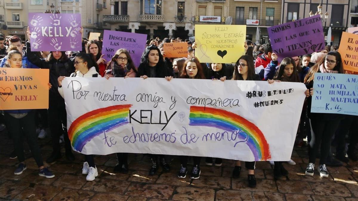 Concentración de los compañeros de instituto de la víctima del crimen machista de Reus.