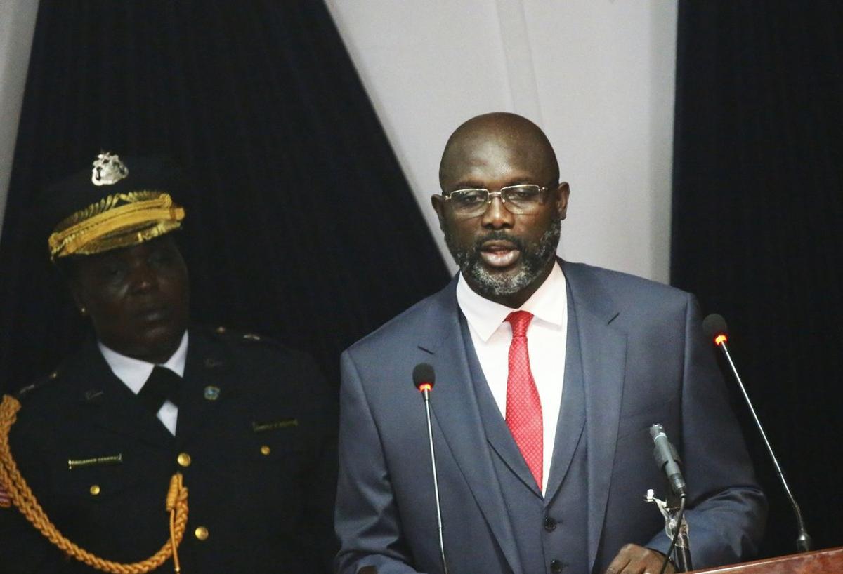 MON432. MONROVIA (LIBERIA), 29/01/2018.- El presidente liberiano, George Weah, ofrece su primer discurso del estado de la uni?n hoy, lunes 29 de enero de 2018, en la C?mara Nacional de Legisladores, en Monrovia (Liberia). En su primer discurso del estado de la uni?n como presidente, Weah anunci? que redujo su salario en un 25 por ciento. EFE/Ahmed Jallanzo MON432. MONROVIA (LIBERIA), 29/01/2018.- El presidente liberiano, George Weah, ofrece su primer discurso del estado de la uni?n hoy, lunes 29 de enero de 2018, en la C?mara Nacional de Legisladores, en Monrovia (Liberia). En su primer discurso del estado de la uni?n como presidente, Weah anunci? que redujo su salario en un 25 por ciento. EFE/Ahmed Jallanzo