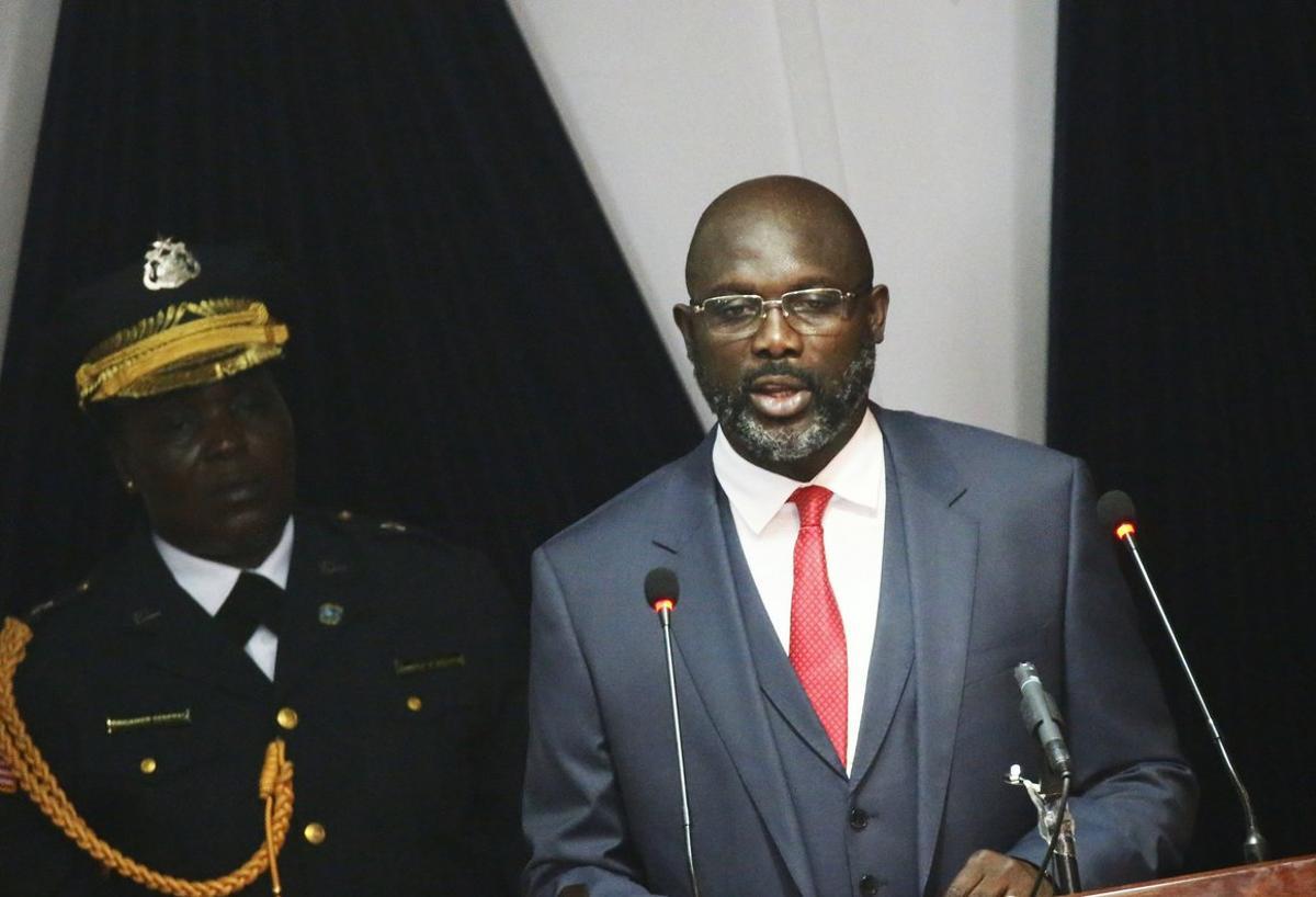 MON432. MONROVIA (LIBERIA), 29/01/2018.- El presidente liberiano, George Weah, ofrece su primer discurso del estado de la uni?n hoy, lunes 29 de enero de 2018, en la C?mara Nacional de Legisladores, en Monrovia (Liberia). En su primer discurso del estado de la uni?n como presidente, Weah anunci? que redujo su salario en un 25 por ciento. EFE/Ahmed Jallanzo