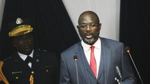 MON432. MONROVIA (LIBERIA), 29/01/2018.- El presidente liberiano, George Weah, ofrece su primer discurso del estado de la uni?n hoy, lunes 29 de enero de 2018, en la C?mara Nacional de Legisladores, en Monrovia (Liberia). En su primer discurso del estado de la uni?n como presidente, Weah anunci? que redujo su salario en un 25 por ciento. EFE/Ahmed Jallanzo