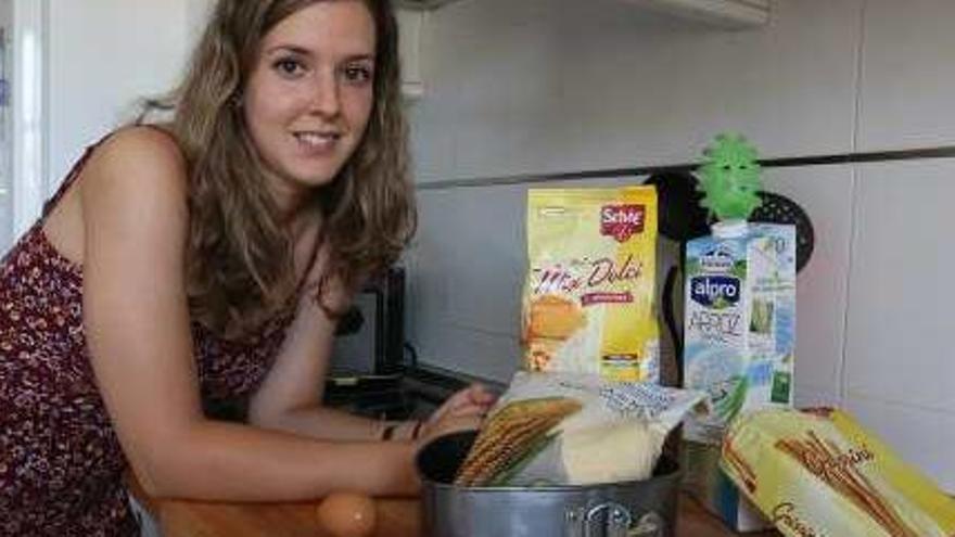 Ana muestra algunos de sus productos en su cocina.