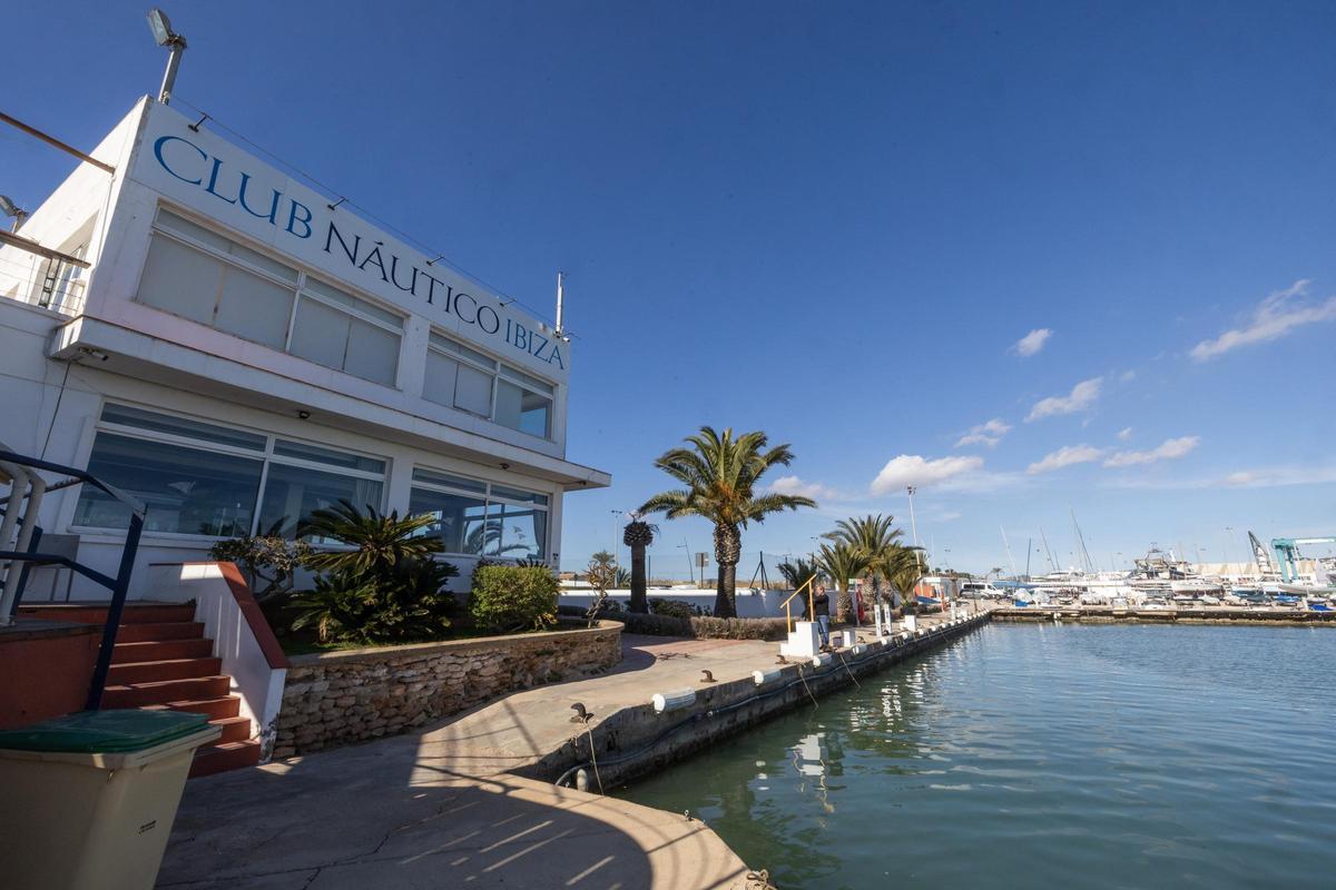 Los pantalanes del Náutico Ibiza, vacíos en previsión del temporal.