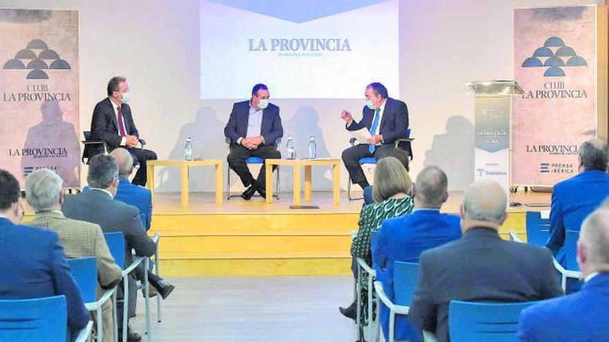 Juan Flores, Blas Trujillo y Antonio Cacereño en la mesa redonda sobre la digitalización de la sanidad.
