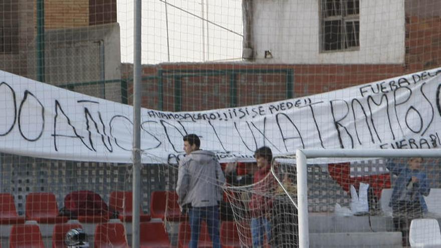 Pancarta mostrada en El Fornás por los aficionados del Acero