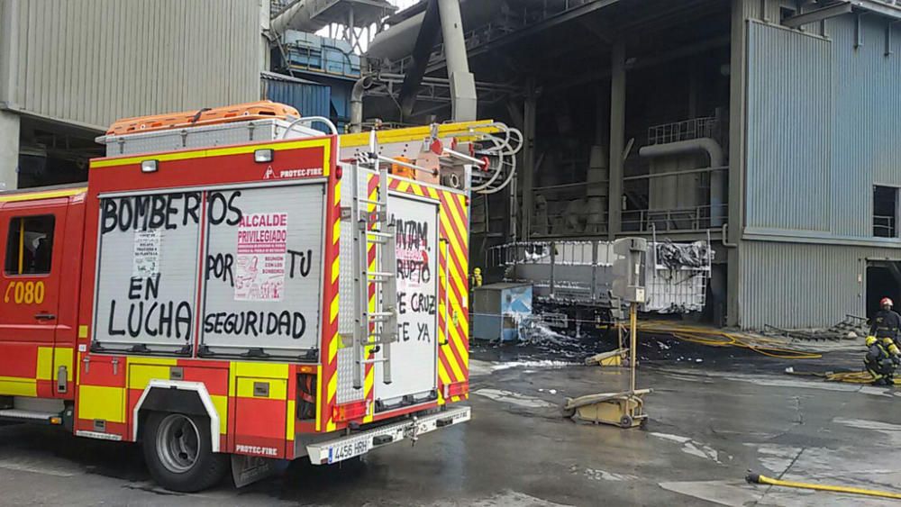 Los bomberos de Málaga acuden a sofocar las llamas de un contenedor de caucho y neumáticos que salió ardiendo