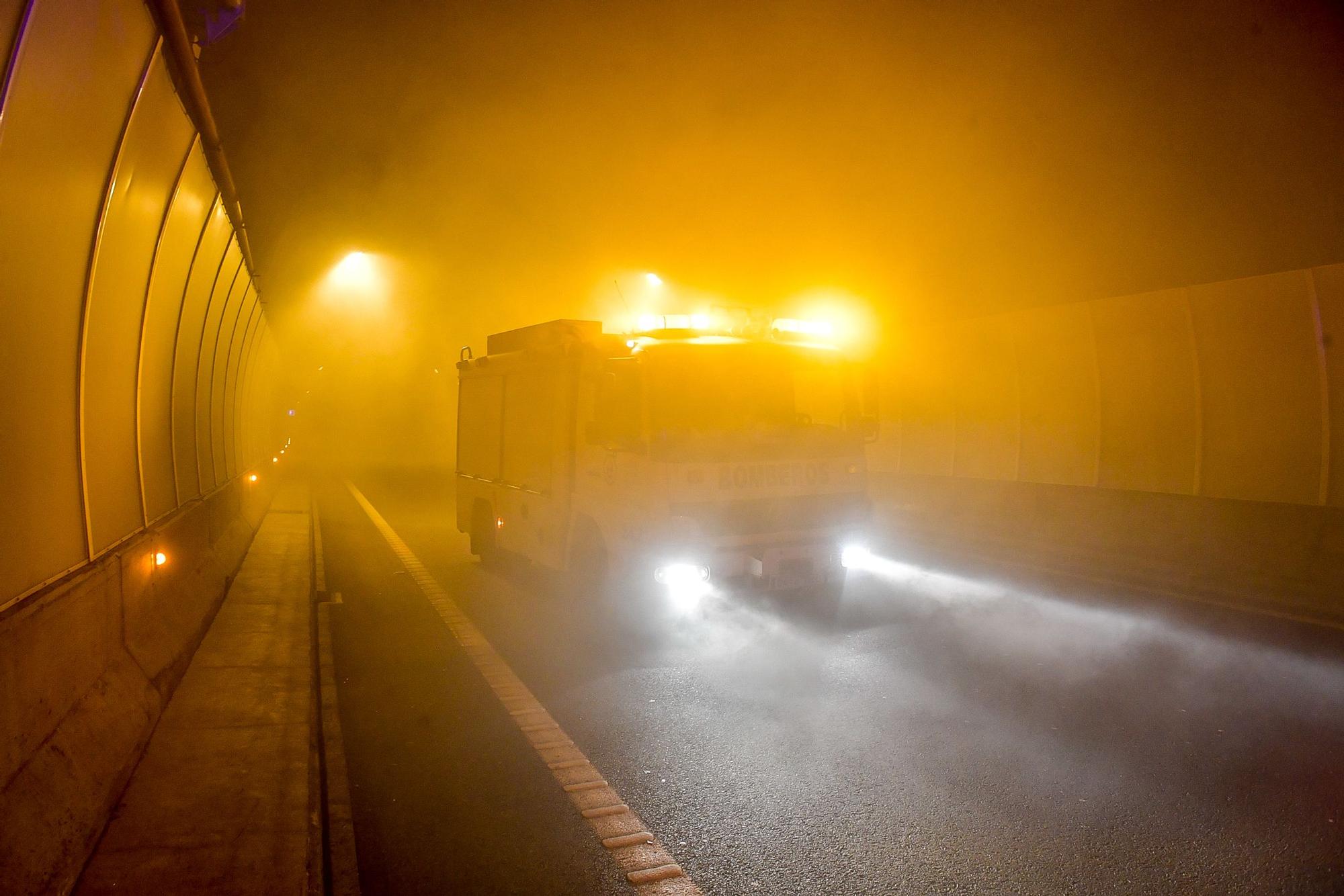 Simulacro de incendio de un vehículo en el interior del túnel de Mogán