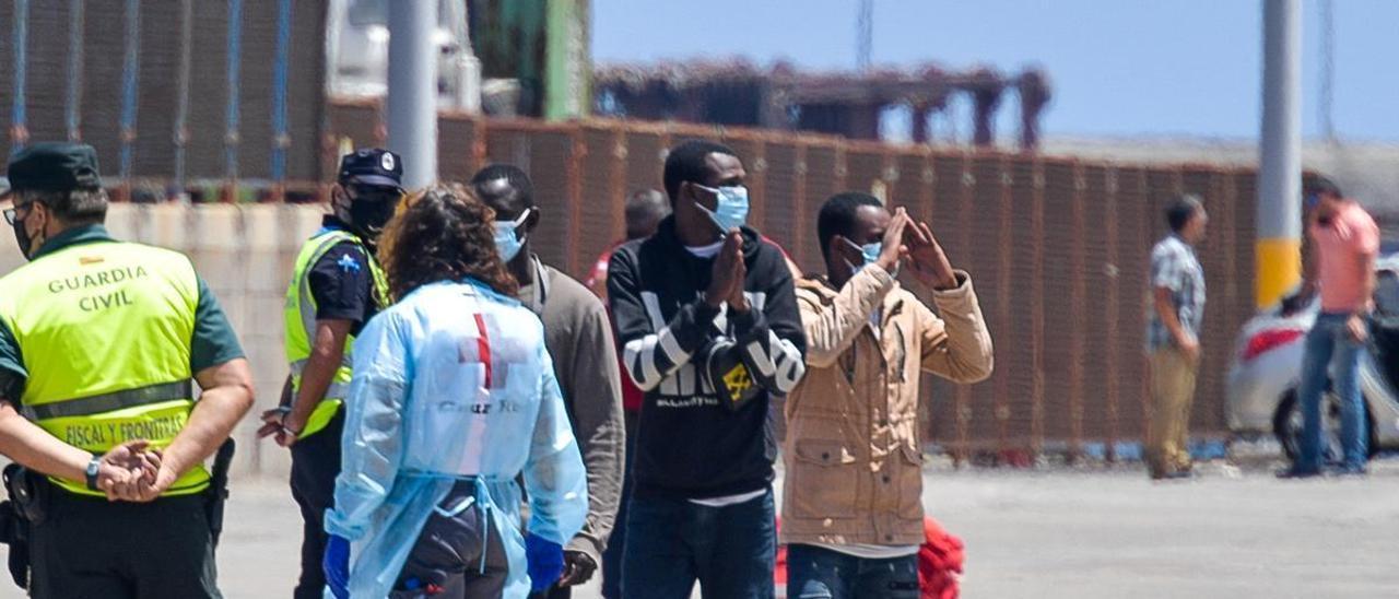 Llegada al Puerto de La Luz de los migrantes rescatados por un mercante hongkonés.