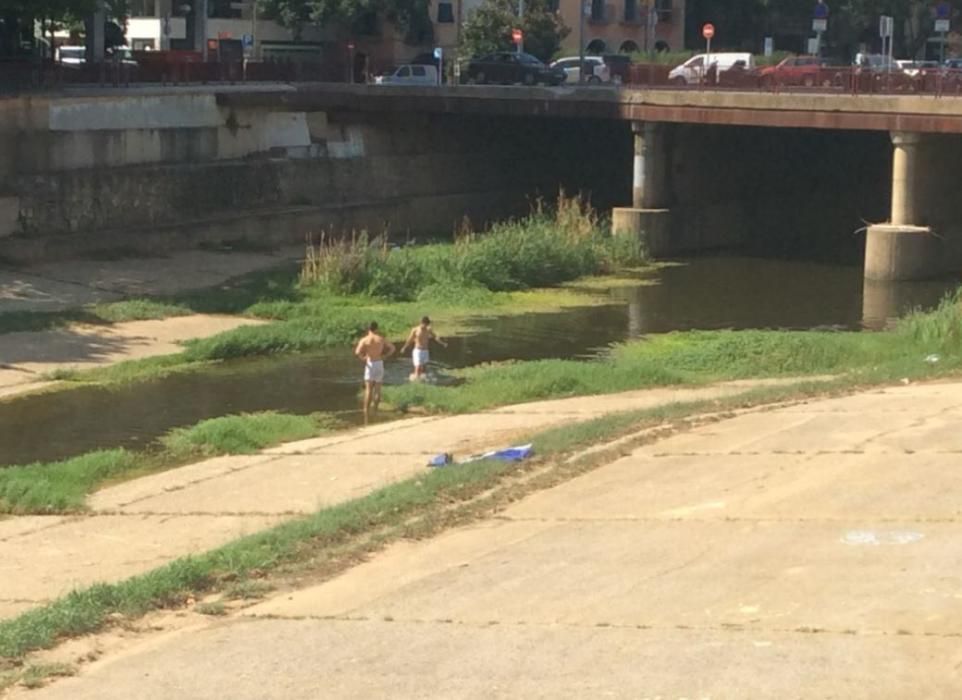 Dos joves s''han refrescat aquest dimecres a les aigües de l''Onyar al centre de Girona