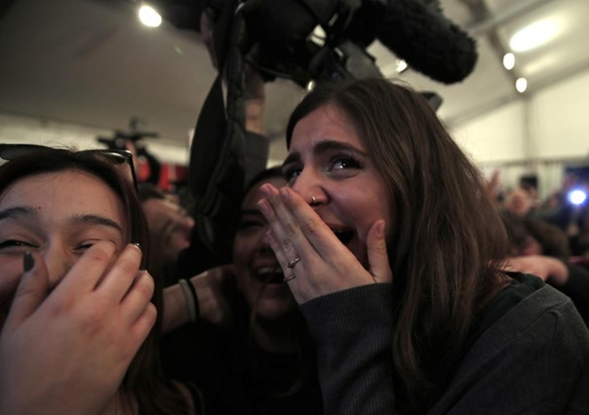 Dues simpatitzants de Syriza celebren la victòria electoral del partit de Tsipras, diumenge a Atenes.