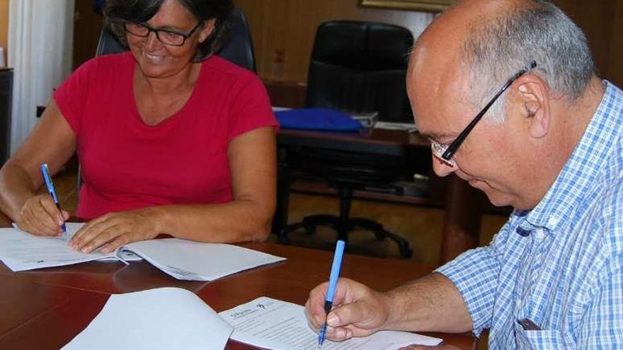 De la Torre y Laso firmaban el convenio en la mañana de ayer. // FdV